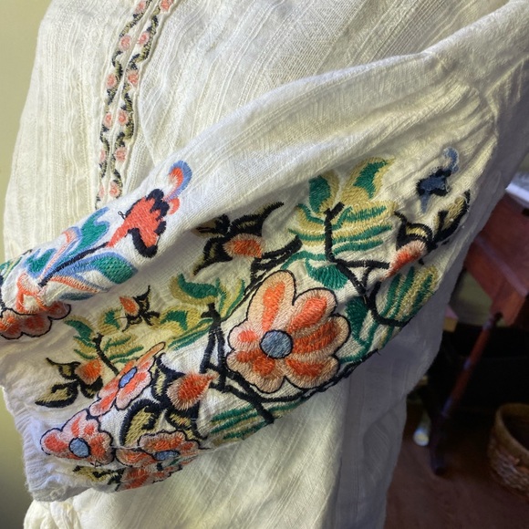 White blouse - Picture 4 of 6